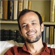 Docente di diritto che impartisce lezioni di diritto civile, bancario, sanitario e legislazione di prodotto